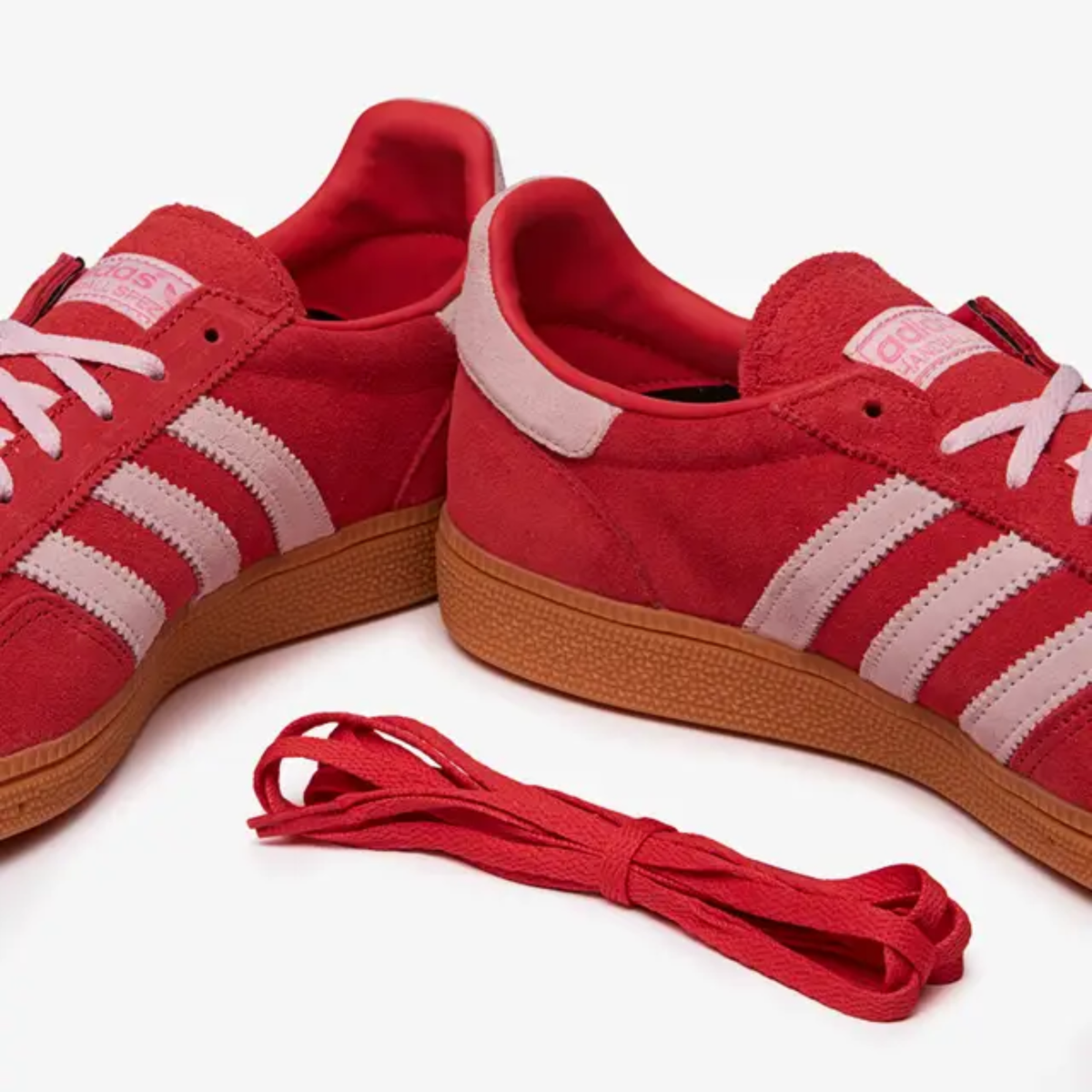 Paire Adidas Handball Spezial Bright Red Clear Pink Femme IE5894 avec lacets rouges supplémentaires