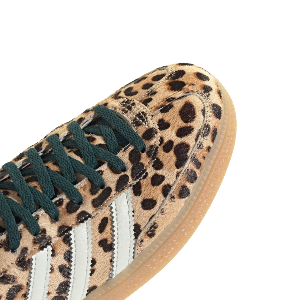 Détails de l’imprimé léopard, des lacets Aurora Ivy et des bandes blanches de la Adidas Handball Spezial KI6678