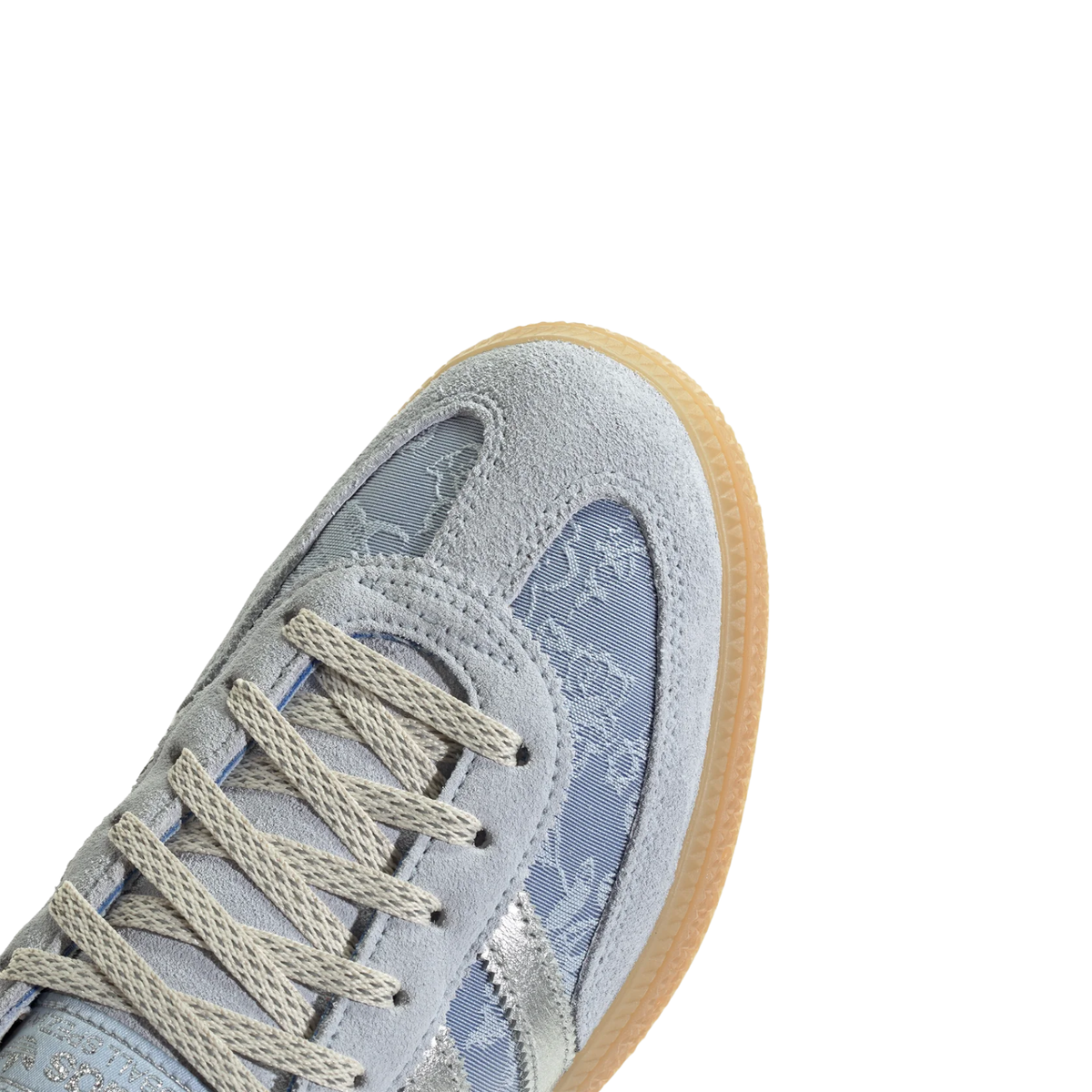Détails du motif floral Delft Blue, du daim et des lacets de la Adidas Handball Spezial IH4505