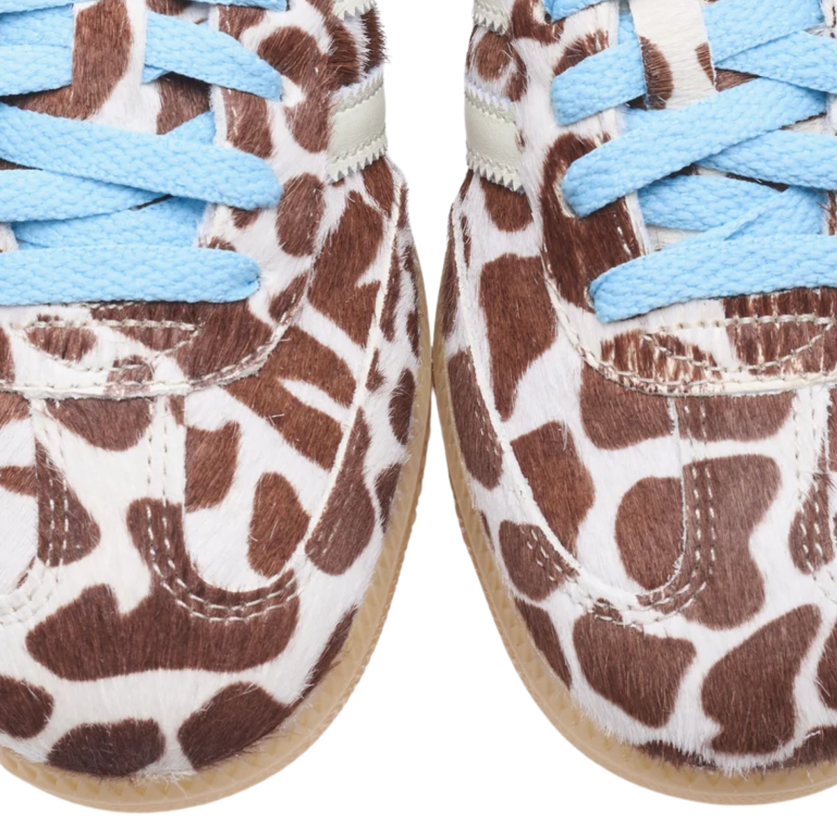 Détails texturés de la Adidas Samba OG Giraffe Print Crystal Linen