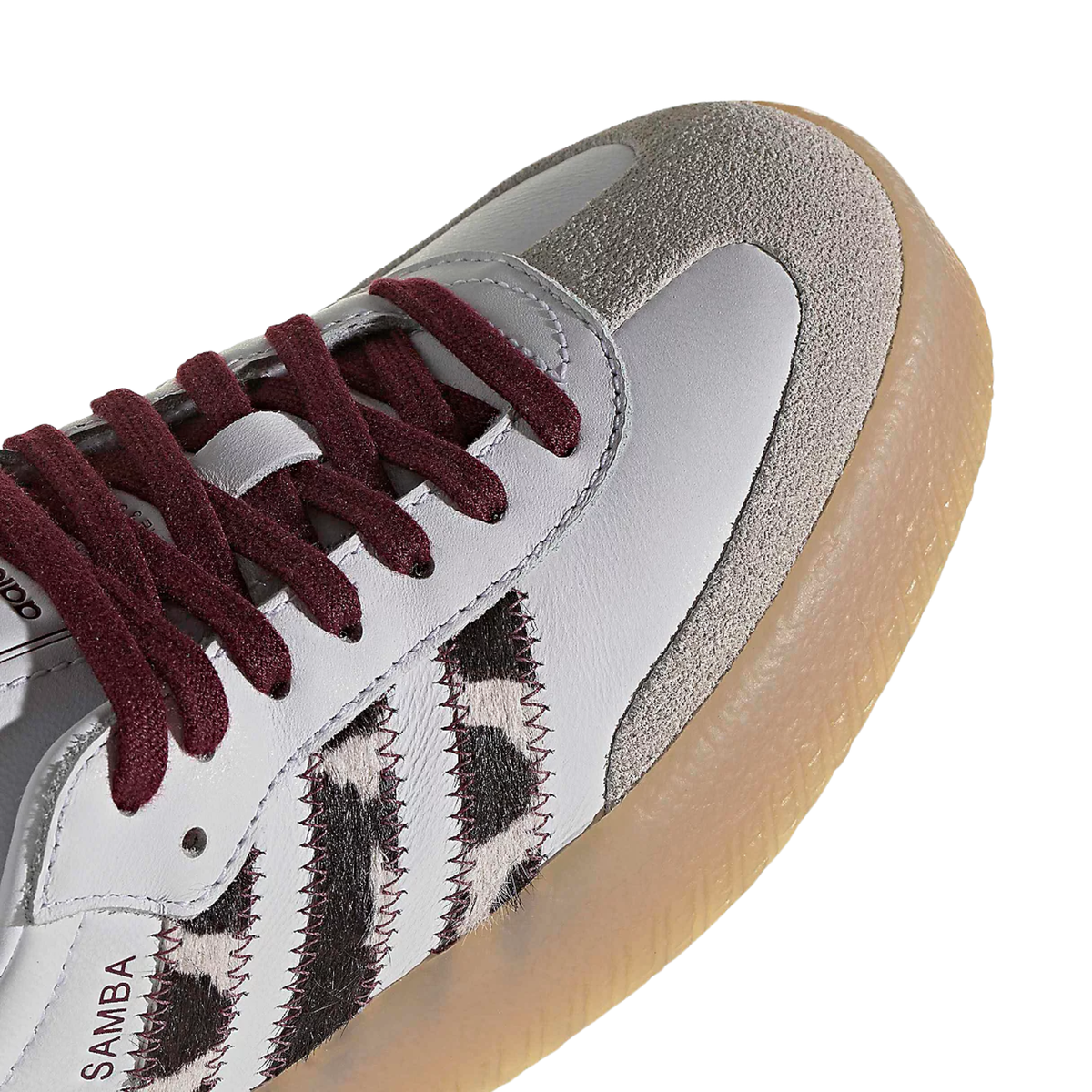 Détails des bandes Cow Print et lacets bordeaux de la Adidas Sambae KI2153