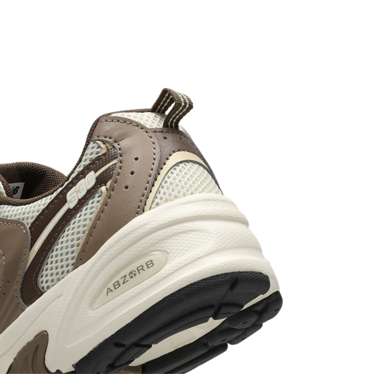 Détails en mesh et daim de la New Balance 530 Emerging Brown