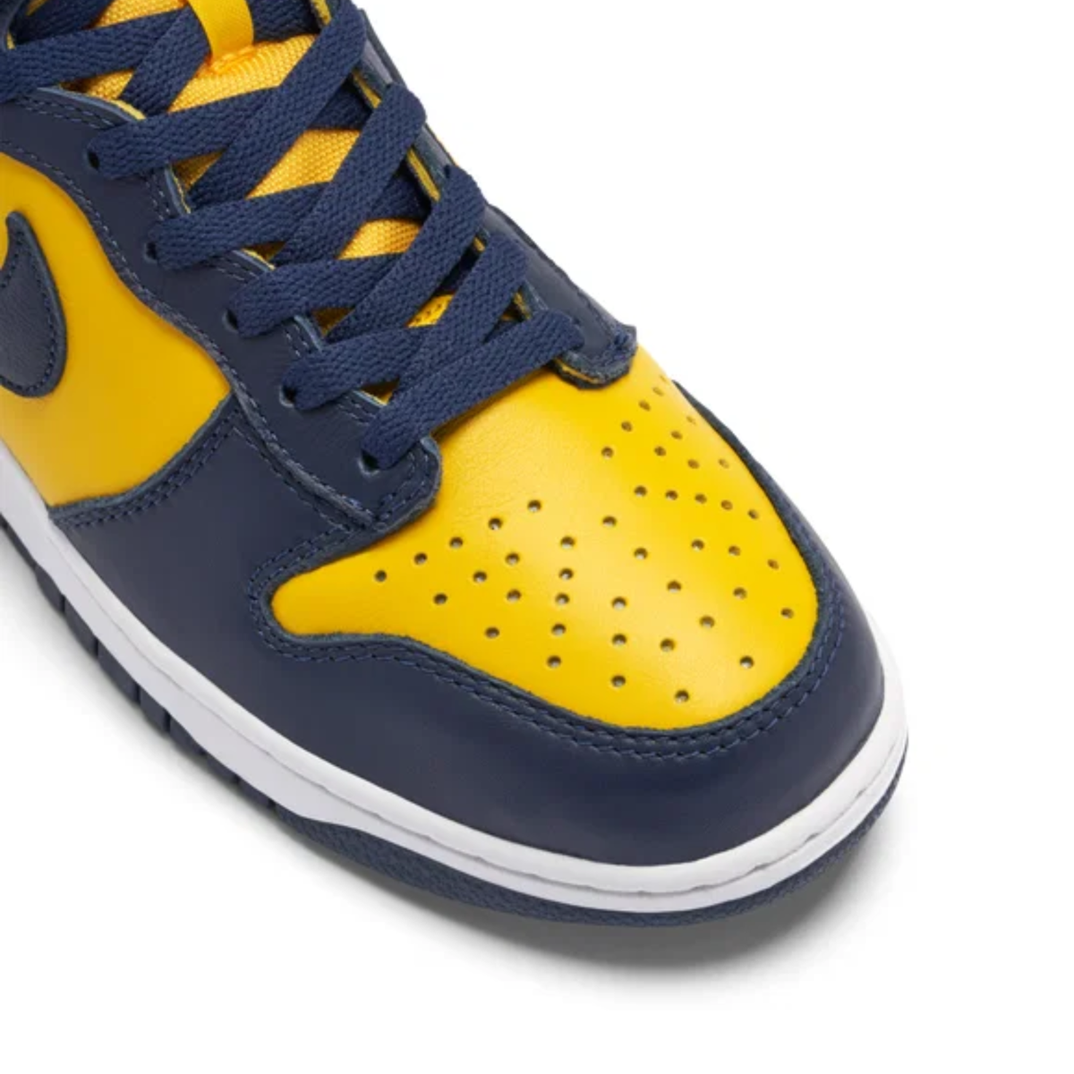 Détail des lacets et de l’avant-pied de la Nike Dunk High Michigan 2020 CZ8149-700