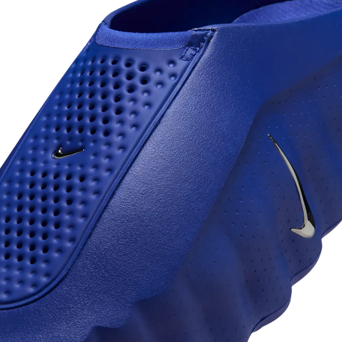 Détails de l’empeigne perforée et du Swoosh Metallic Silver de la Nike Mind 001 Old Royal HQ4309-400