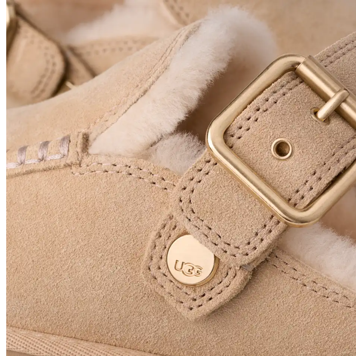 Détails en daim beige de la UGG Goldenstar Evelina Sand Castle