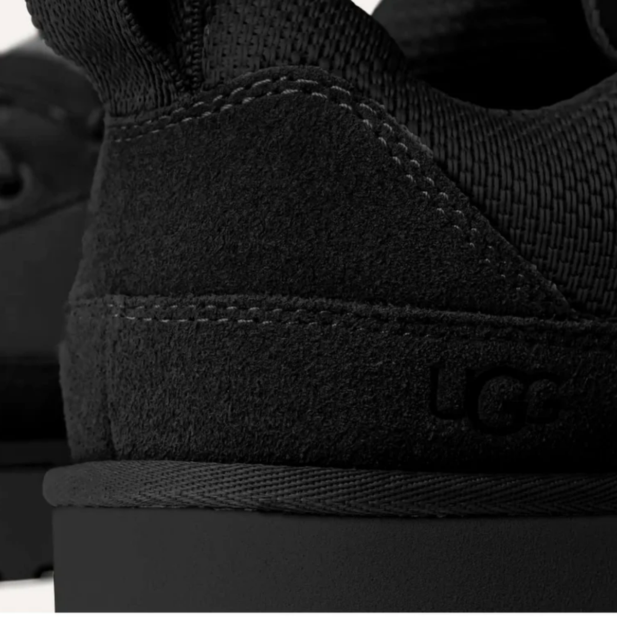 Détails en daim noir et toile de la UGG Lo Lowmel Black