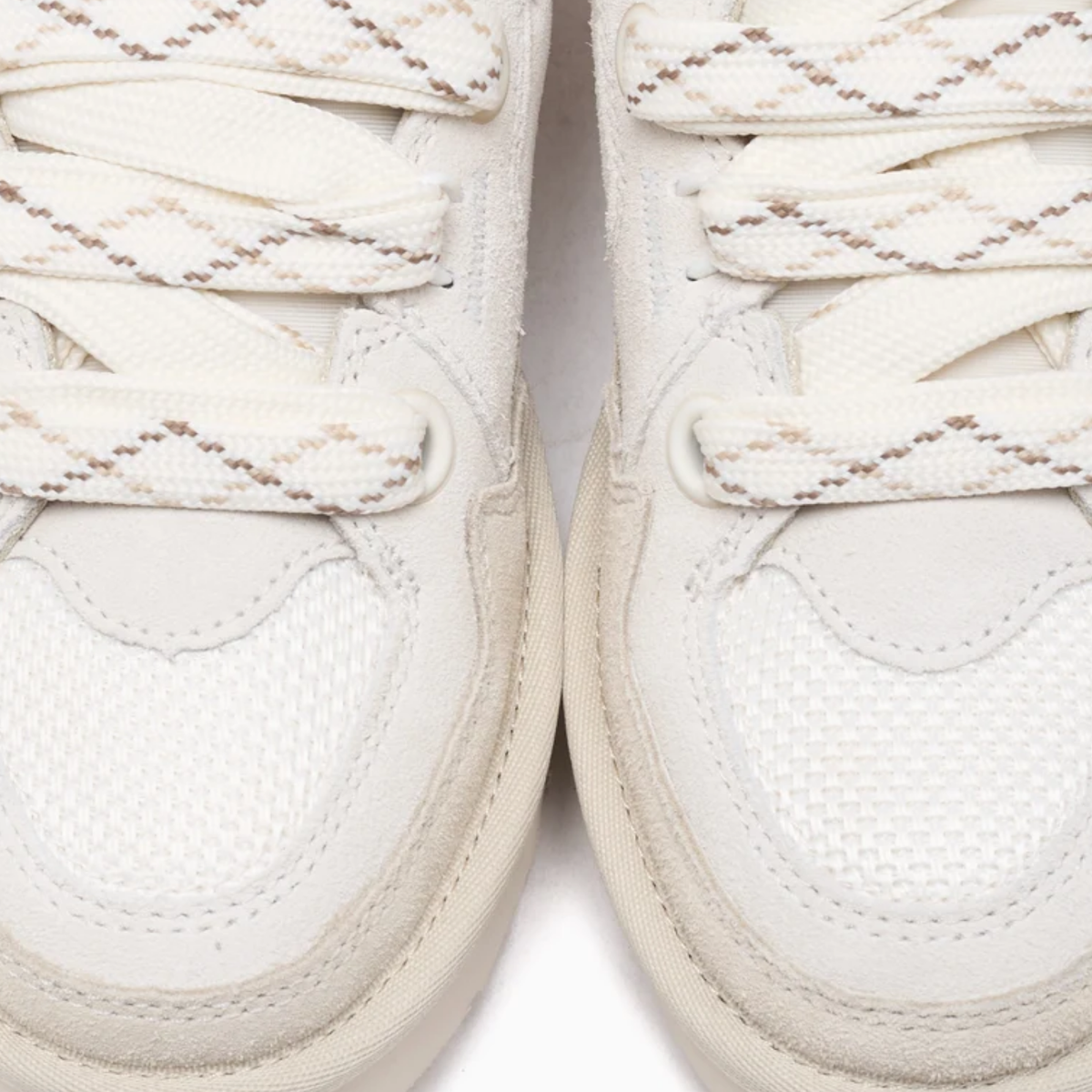 Détails en daim et textile de la UGG Lo Lowmel Jasmine