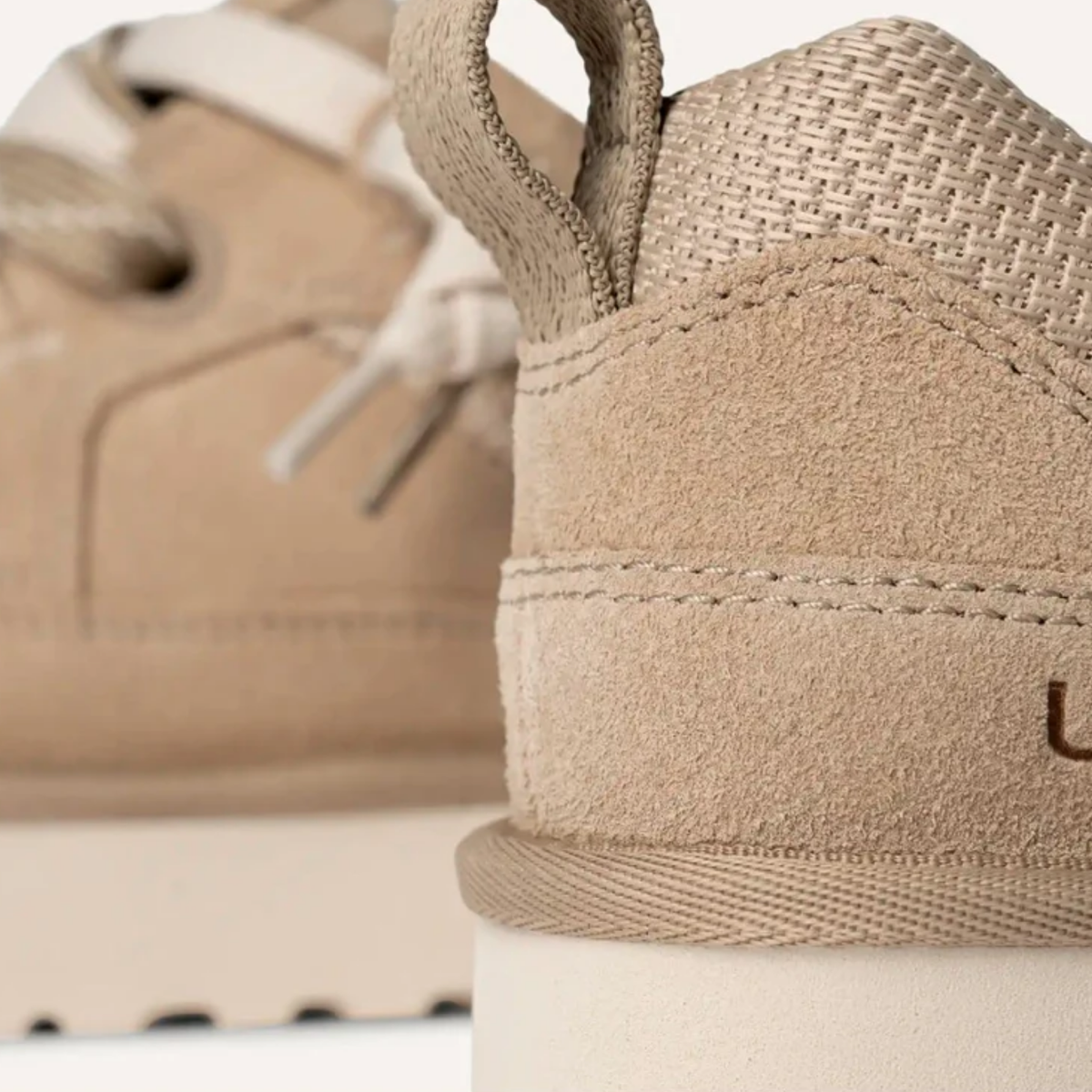 Vue arrière de la UGG Lo Lowmel Mustard Seed avec tirant au talon