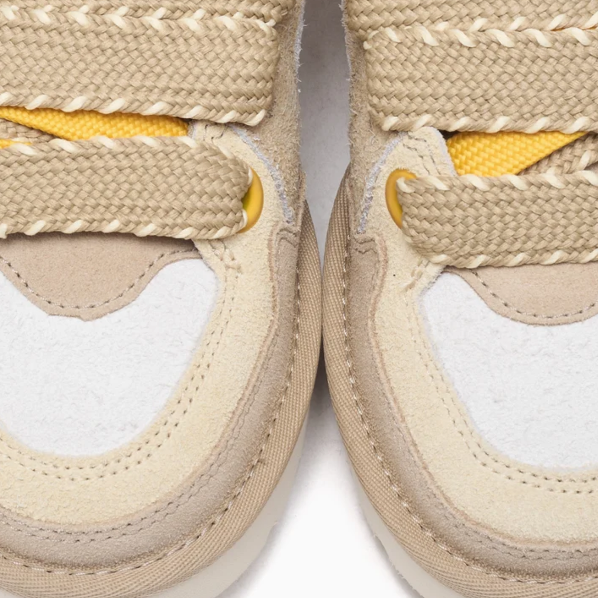 Détails en daim texturé de la UGG Lo Lowmel Biarritz femme