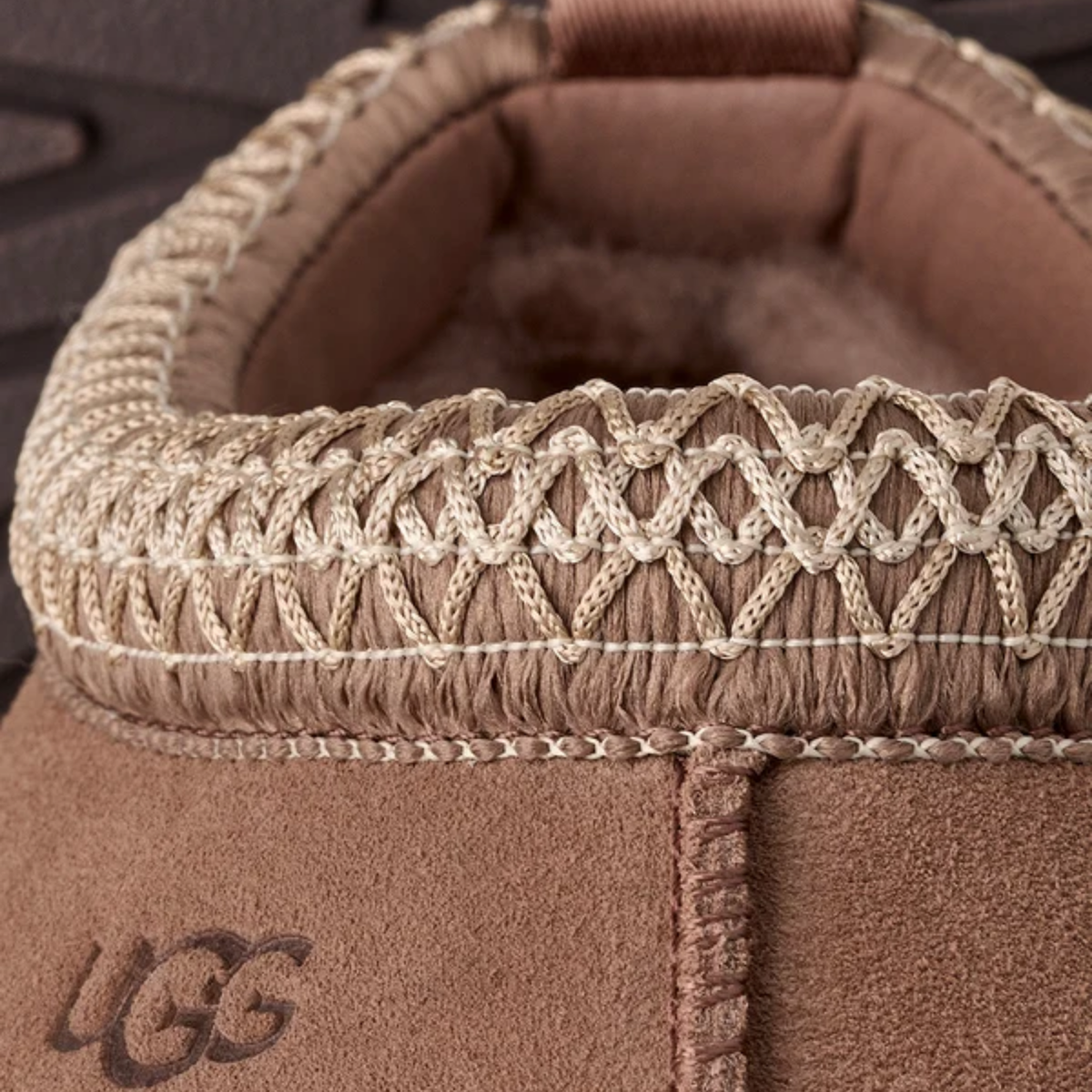 Détails en daim marron et bordure UGGbraid de la UGG Tazz II Rocky Oak