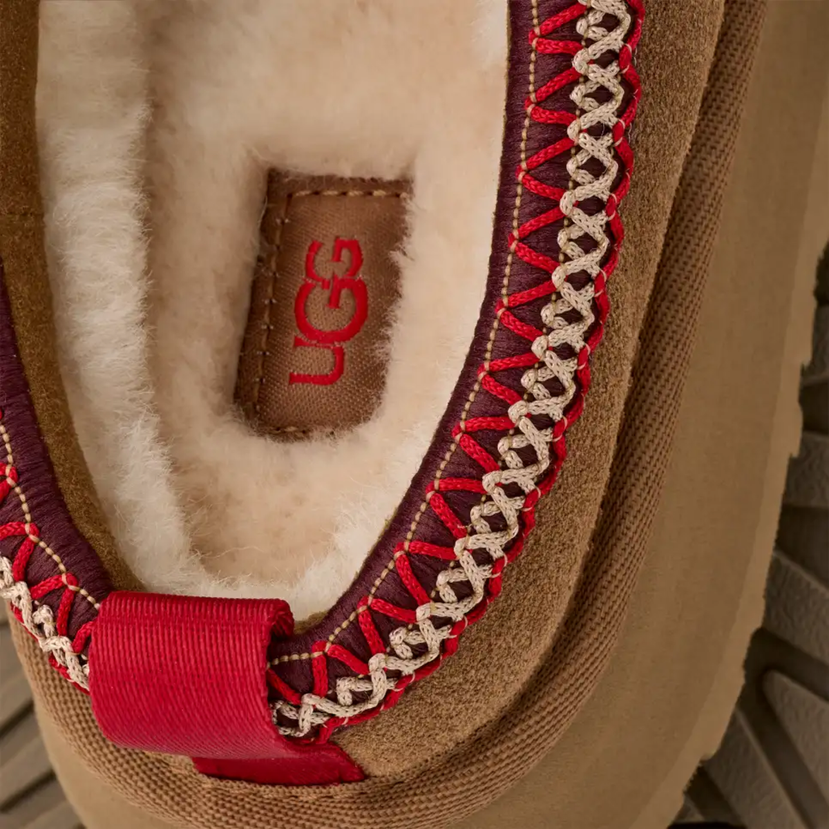 Détail de la doublure et de la bordure UGGbraid de la UGG Tazz Chestnut Femme 1122553-CHE