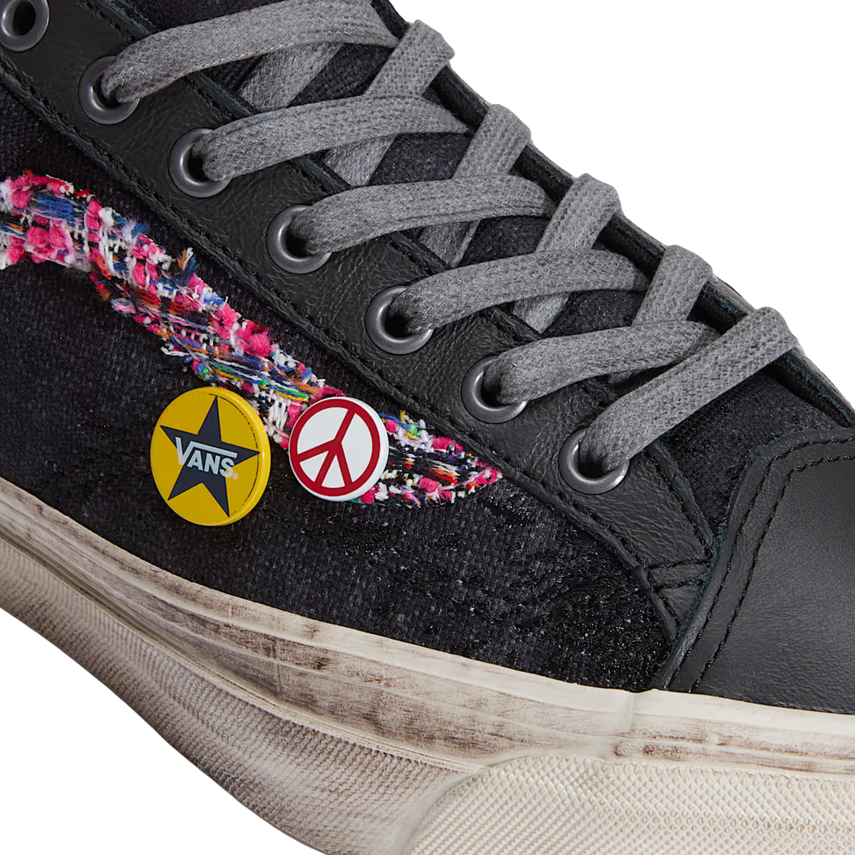 Détails Sidestripe et charms de la Vans Old Skool 36 LX Souvenir Black