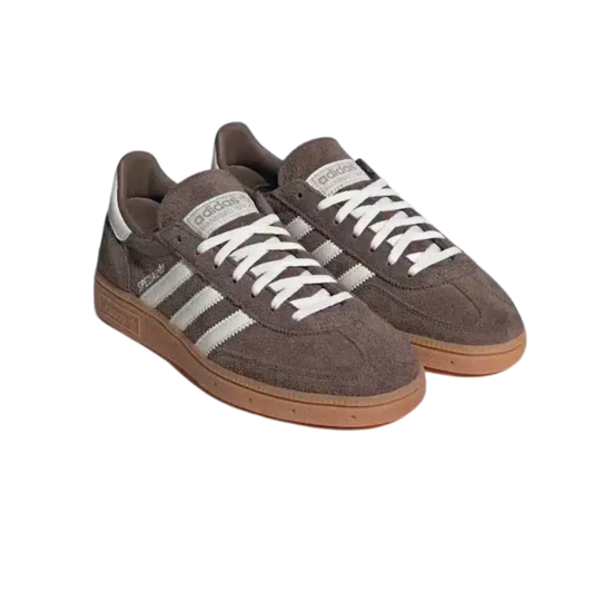 Vue latérale de l’Adidas Handball Spezial Earth Strata IF6490 avec semelle gomme