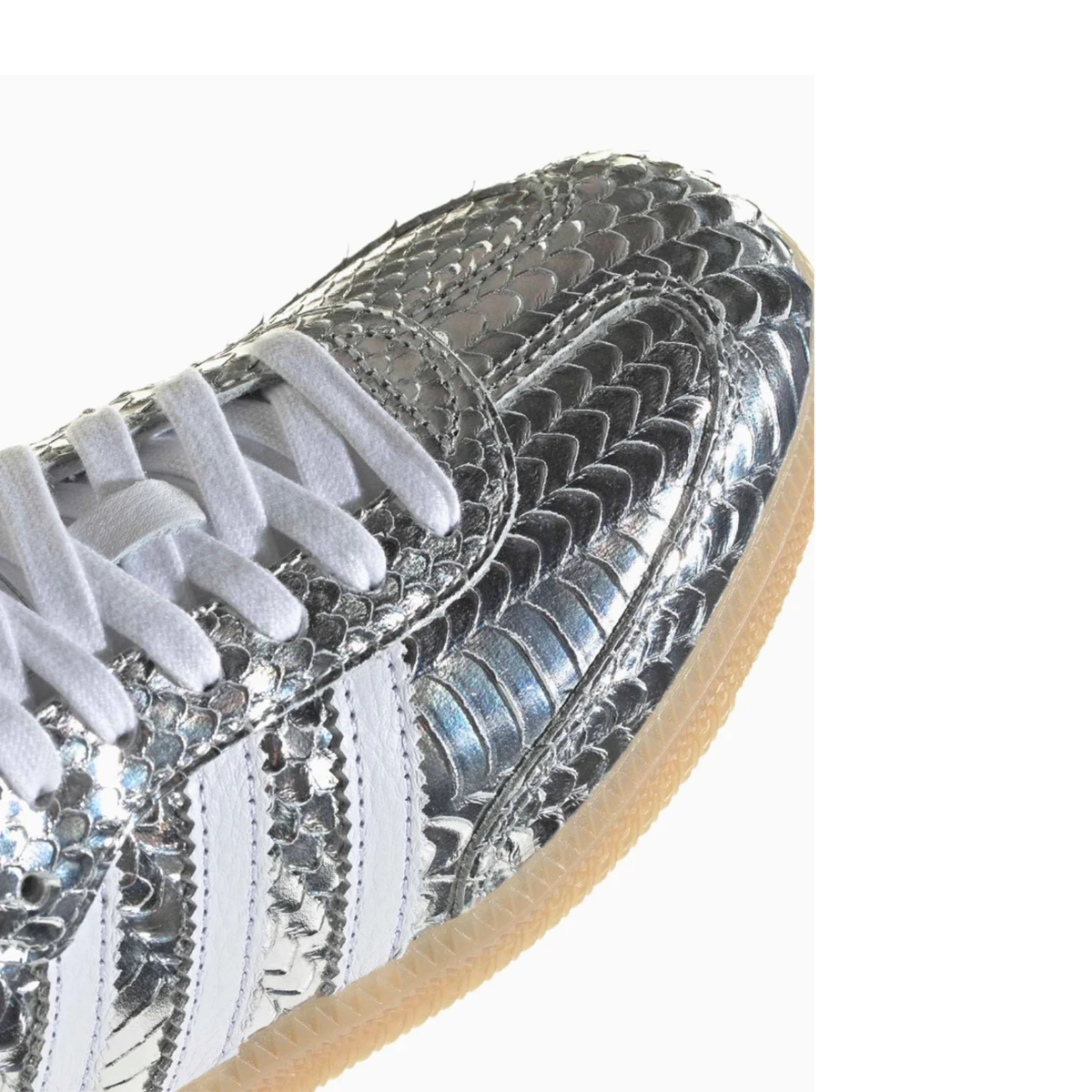Vue latérale de la Adidas Samba Snakeskin argentée femme