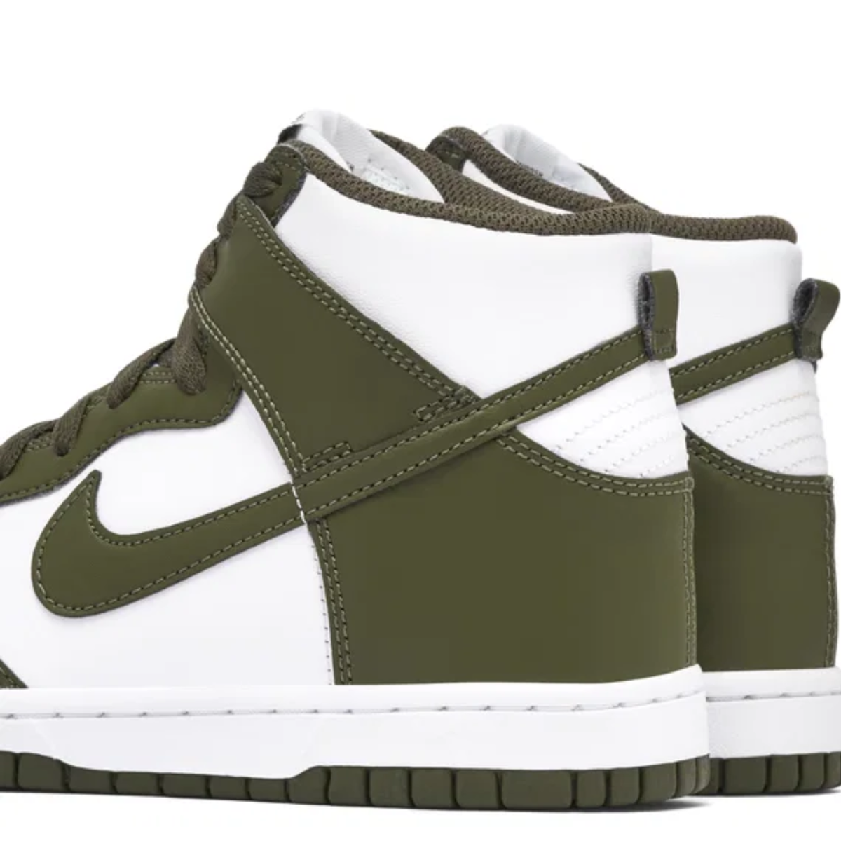 Détail arrière de la paire Nike Dunk High Cargo Khaki GS DB2179-105