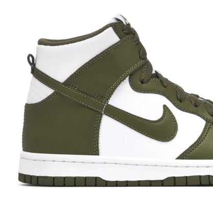 Détail du Swoosh kaki et du col de la Nike Dunk High Cargo Khaki GS DB2179-105
