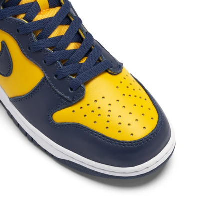 Détail des lacets et de l’avant-pied de la Nike Dunk High Michigan 2020 CZ8149-700
