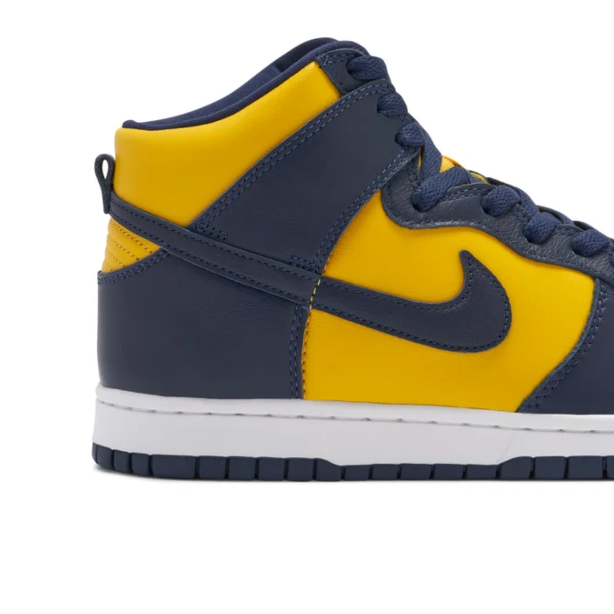 Détail du Swoosh et du col de la Nike Dunk High Michigan 2020 CZ8149-700