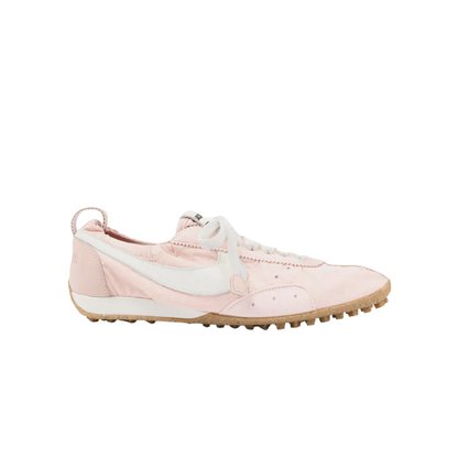 Nike Moon Shoe SP Jacquemus Aluminum Pink Femme HV8547-601 vue de profil