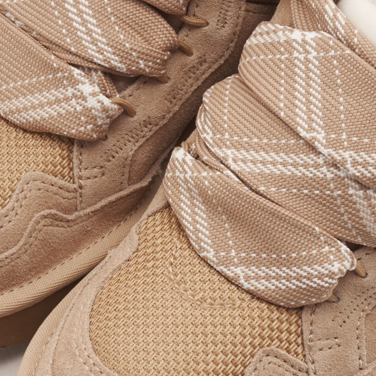 Détails en daim et textile de la UGG Lowmel Sand