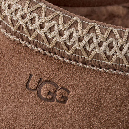 Détails en daim marron et bordure tressée de la UGG Tazz Rocky Oak